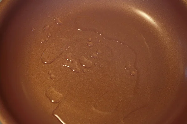 青銅の真鍮のNonstick鍋のココナッツ オイルのサイズリングは鍋にオイルを広げるために背部および前もってロックします — ストック写真