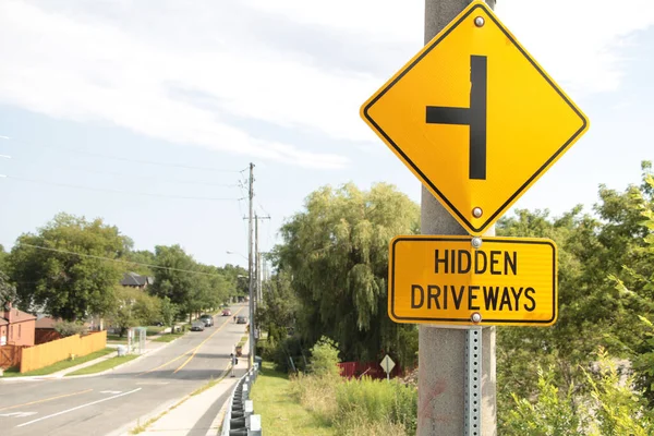 Hidden Driveways Rectangle Sign Diamond Sign Sideways Illustrate Hidden Driveways — Stock Photo, Image