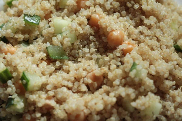 Flauschige Weiße Quinoa Schüssel Mit Gurken Und Kichererbsen Nahaufnahme — Stockfoto