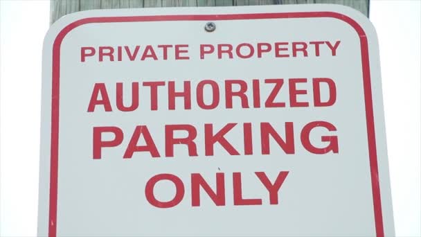 Propiedad Privada Estacionamiento Autorizado Solo Signo Escritura Roja Sobre Fondo — Vídeo de stock