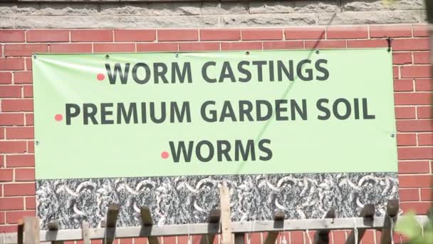 Worm Castings Premium Jardim Worms Solo Sinal Escrita Preta Fundo — Vídeo de Stock