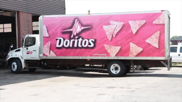 Großer Tonnen Doritos Lkw Vorwärts Geparkt Empfangsbucht Mit Logo Und — Stockvideo