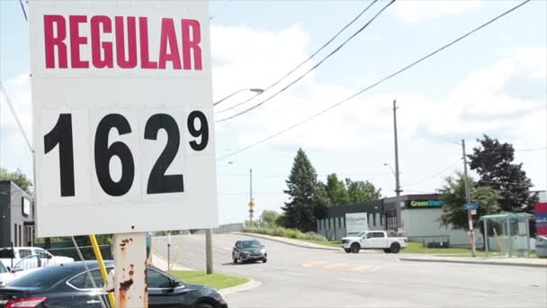 标准汽油价格162 9标志 黑色和红色字写在白色长方形背景上 道路和桥梁背景上 车辆通过 — 图库视频影像