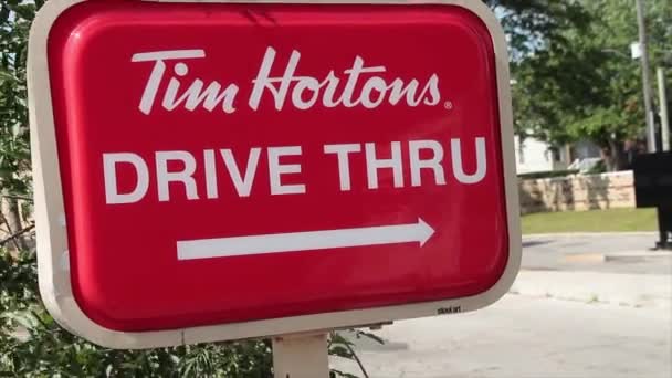 Tim Hortons Obdélník Pohon Přes Znamení Chodcem Procházející Auto Vozidlo — Stock video