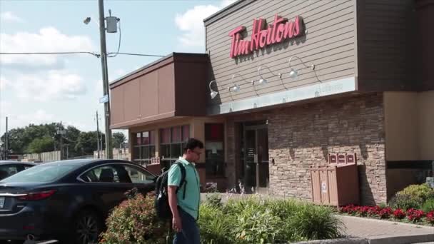 Tim Hortons Cafetería Con Civiles Peatonales Parte Delantera Con Mochila — Vídeos de Stock