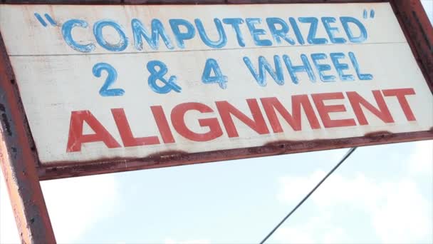 计算机2和4轮对齐书写字幕文字矩形水平标志 背景为天空和电缆 蓝色和红色背景为白色 — 图库视频影像