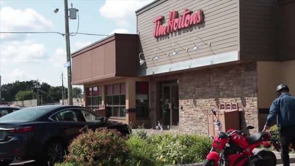 Tim Hortons Coffeeshop Mit Fußgänger Der Vom Moped Steigt Und — Stockvideo