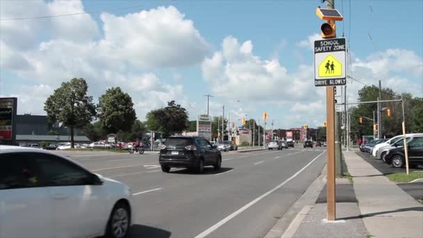 Okulun Güvenli Bölgesi Yavaş Yavaş Yol Alın Yoğun Yolda Iki — Stok video