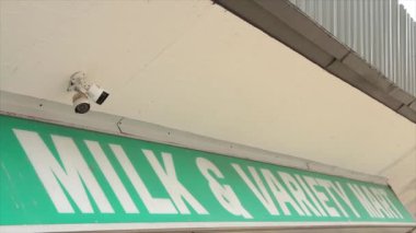 süt ve çeşitlilik marketi yazma başlığı metin mağazası yatay dikdörtgen işareti mağaza üzerinde beyaz büyük harflerle yeşil arkaplan