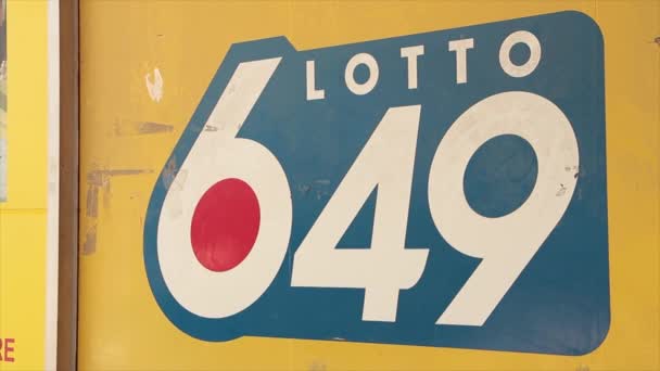 Lotto 649 Velké Logo Vytištěné Žlutém Pozadí Mimo Venkovní Exteriér — Stock video