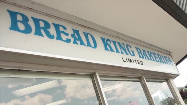 Chleb Król Piekarnie Ograniczony Znak Pisanie Podpis Tekst Sklep Oknami — Wideo stockowe