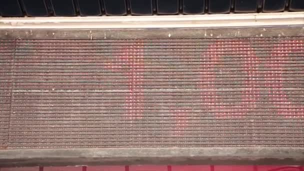 電子サイン 1000000 100万枚のチケットはここで販売されています キャプション 右から左にスクロールするテキストを書く 黒の背景を持つ赤いライト — ストック動画