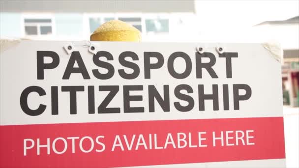 Паспорт Гражданства Фотографии Доступны Знак Ярким Фоном Зданием Людей Пешеходов — стоковое видео