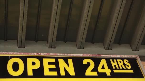 Stunden Geöffnet Schild Unter Ladendachfassade Vordach Außen Schriftzug Gelb Auf — Stockvideo