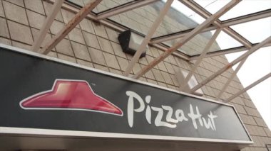 Metro sandviçleri, metro restoranının önünde üzerinde cam tepe örtüsü olan bir işyeri logosu.