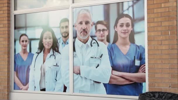 Imagen Dos Ventanas Médicos Enfermeras Profesionales Salud Trajes Trabajo Uniformes — Vídeo de stock