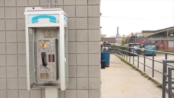 Publiczny Automat Telefoniczny Zewnątrz Przed Budynkiem Ściana Śmietnikiem Głębokości Aleja — Wideo stockowe