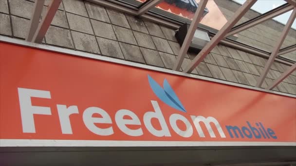 Özgürlük Mobil Şaret Logosu Üzerinde Cam Tepe Örtülü Mobil Mağaza — Stok video