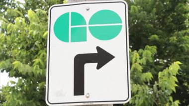 Dikey dikdörtgen işareti logosu çalıştırın. Arkasında ağaçlar olsun. Yeşil, siyah ve beyaz.