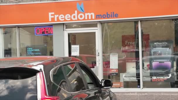 Frihet Mobile Forretningsbutikk Inngang Med Skilt Logo Kjøretøy Parkering Foran – stockvideo