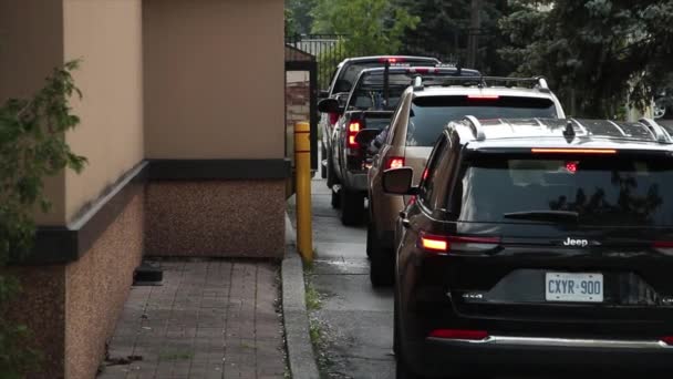 开四辆汽车穿过前面两个出口 下一辆拉到窗前 后面跟着另一辆 后面是公路交通 — 图库视频影像