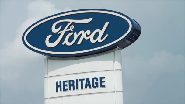 Arka Planda Gökyüzü Olan Beyaz Sütunun Üzerinde Ford Heritage Logosu — Stok video