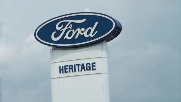 Arka Planda Gökyüzü Olan Beyaz Sütunlu Ford Heritage Bayisi Logosu — Stok video