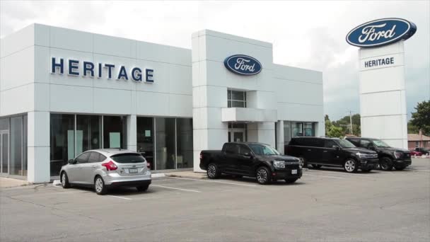 Önünde Işaret Logosu Mirası Olan Ford Heritage Araba Galerisi Önünde — Stok video