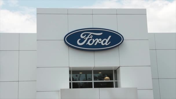 Ford Logo Concessionnaire Sur Entrée Magasin Blanc Avec Ciel Arrière — Video