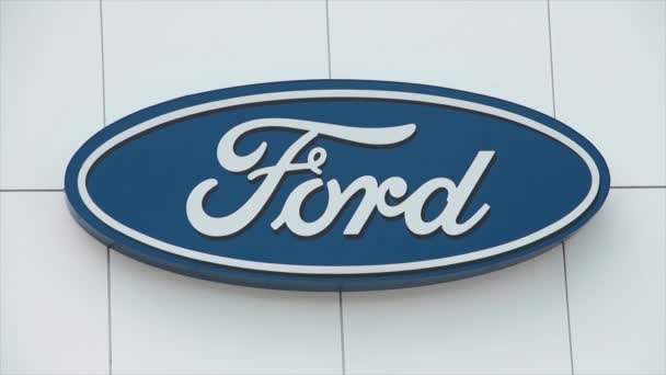 Ford Márkakereskedés Logója Fehér Bolt Bejáratánál Közelkép — Stock videók