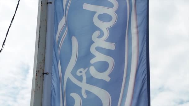 Логотип Флага Ford Motors Слегка Дует Размахивая Ветром Небом Заднем — стоковое видео