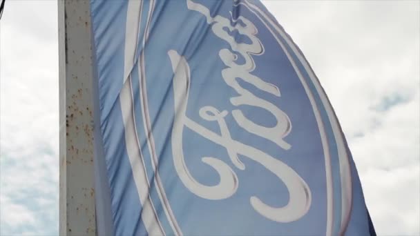 Ford Moteurs Drapeau Bannière Logo Soufflant Dans Vent Avec Ciel — Video
