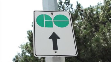 Eğil dikdörtgen levha logosu rüzgarda alttan esecek ok rüzgarda rüzgarda esen çam ağacını işaret edecek, yeşil siyah beyaz