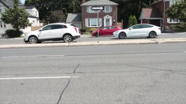 Adadaki trafik levhasında beyaz ok, her iki yönden de geçen araçlarla geniş açı.