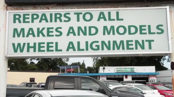 忙しい駐車場 印が付いている機械店の印は白い背景の上フレームの緑の書き込みのすべてのための修理およびモデル車輪の配置を言います — ストック動画
