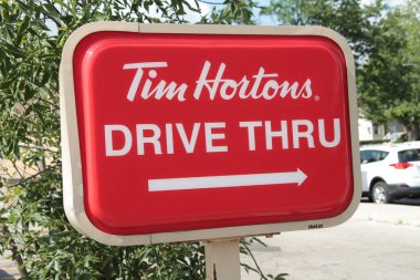 Tim hortons dikdörtgen sürüş sağ arka planda sürücü girerken araba aracı ile işaret