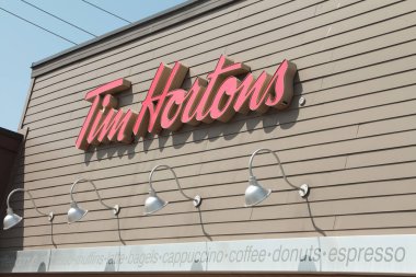 Tim Horons 'un kahve dükkanının önündeki Tim Horons logosu. Espresso simit, latte çörek, kahve kapuçino, ucuz içki.