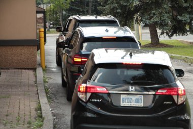 Üç arabalı araç kullanacağız. Biri pencerede, ikisi arkada, fren lambaları açık.