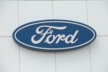 Beyaz mağaza girişinde Ford bayii logosu, kapatın.