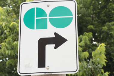 Dikey dikdörtgen işareti logosu çalıştırın. Arkasında ağaçlar olsun. Yeşil, siyah ve beyaz.