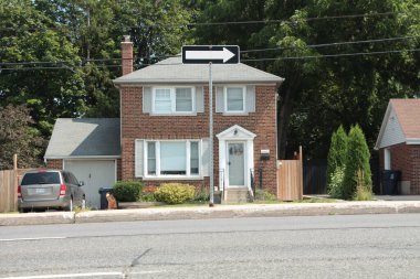 Siyah arka plandaki beyaz ok. Adadaki trafik levhası. Yaklaş.