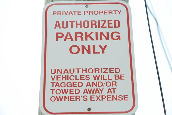 私家物业只可在违例车辆上贴上标记 或拖走车主的费用标志 在白色背景上用红色写上天空背景 — 图库照片