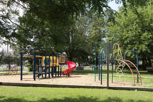 Boş Çocuklar Için Çocuk Parkı Çocuk Parkı Ağaçlar Arka Planda — Stok fotoğraf