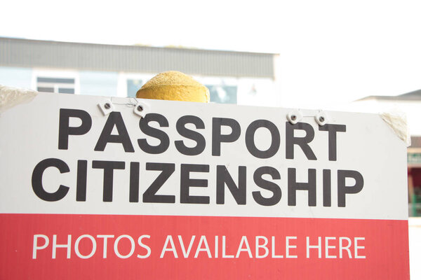 паспорт гражданства фотографии доступны здесь знак с ярким фоном со зданием, черный белый текст красный белый фон