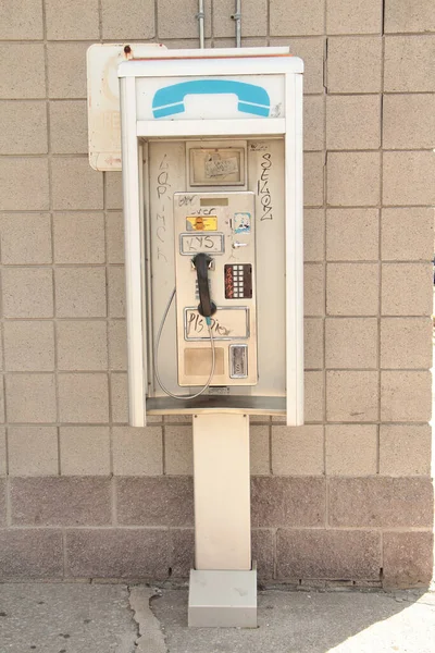 Publiczny Telefon Zewnątrz Przed Budynkiem Ściany Portret — Zdjęcie stockowe