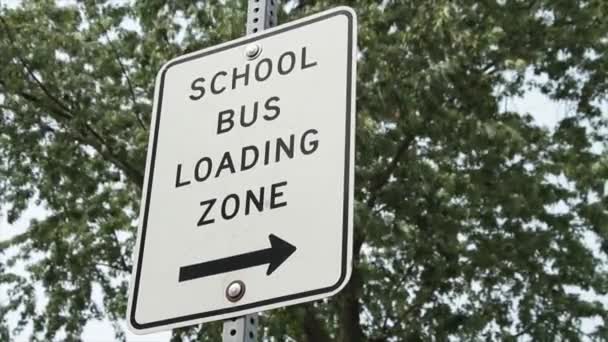 Señal Rectángulo Vertical Zona Carga Del Autobús Escolar Con Flecha — Vídeos de Stock
