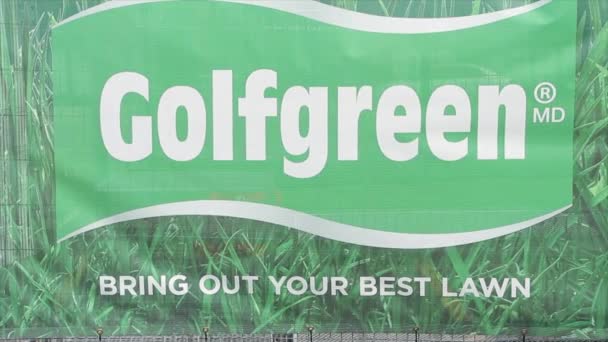 Golfgreen Bandiera Segno Logo Attaccato Alla Recinzione Che Soffia Nel — Video Stock