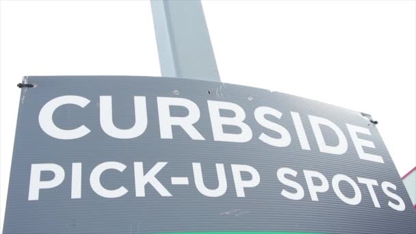 Curbside Pickup Flecken Zeichen Auf Pfosten Mit Gebäude Und Himmel — Stockvideo
