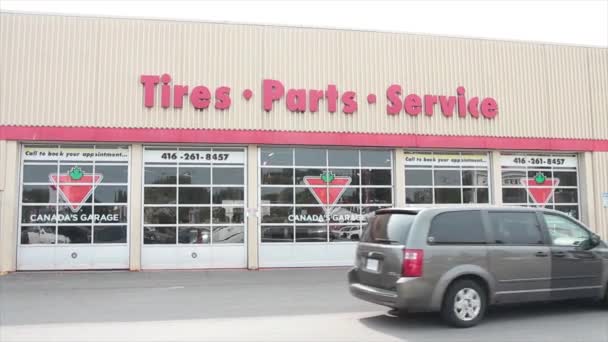 Neumáticos Canadienses Garajes Neumáticos Servicio Piezas Con Logotipo Puertas Garaje — Vídeos de Stock