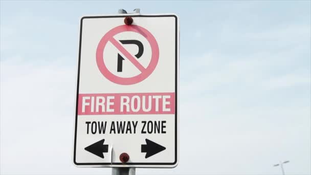 Kein Parkplatz Feuerweg Abschleppen Zone Vertikales Rechteck Schild Auf Pfosten — Stockvideo